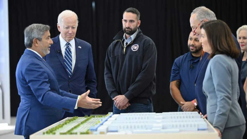 Micron Technology CEO Sanjay Mehrotra (left) meets with President Biden in Syracuse, New York, on October 27, 2022. (© Mandel Ngan/AFP/Getty Images)